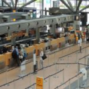 balcão de check-in / de embarque / para comércio / para aeroporto