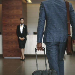 totem de check-in com leitor de cartões de embarque