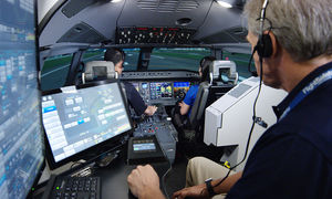 simulador de voo / para treinamento / em cabine de pilotagem / montado em cilindros