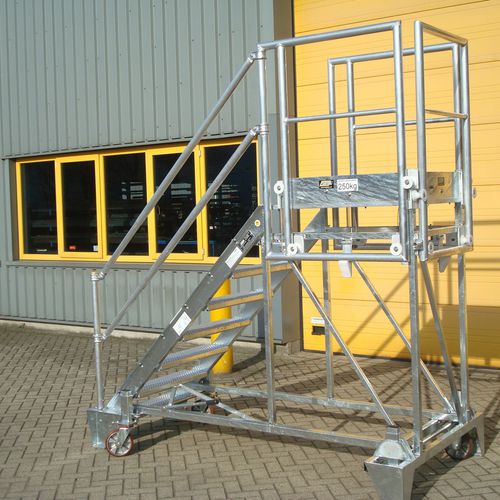 Escada portátil de manutenção - aluminium bespoke stairs - CUSTERS HYDRAULICA BV - para avião