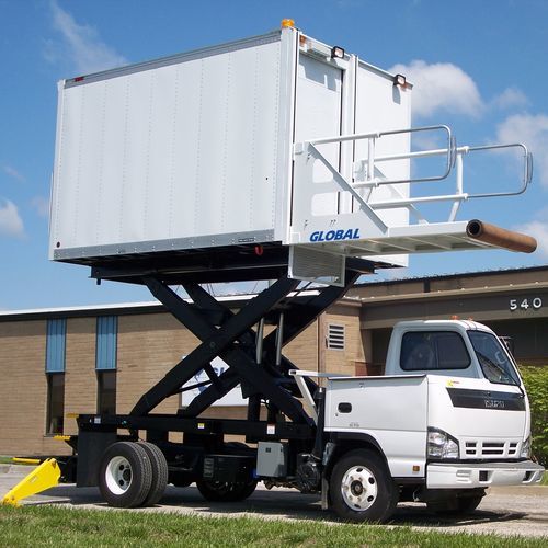 Caminhão pantográfico de catering para aeroporto - CT12-115 - GLOBAL GROUND SUPPORT LLC - com baú refrigerado