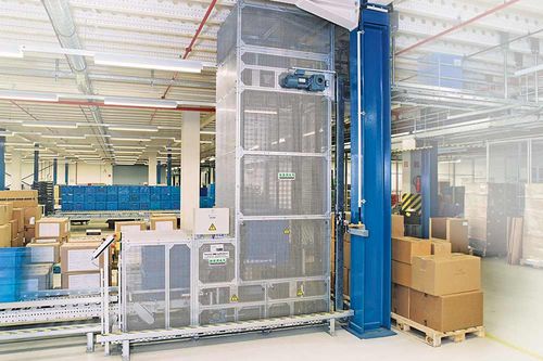 Esteira transportadora - NERAK GMBH FÖRDERTECHNIK - de rolos / para mercadorias / vertical