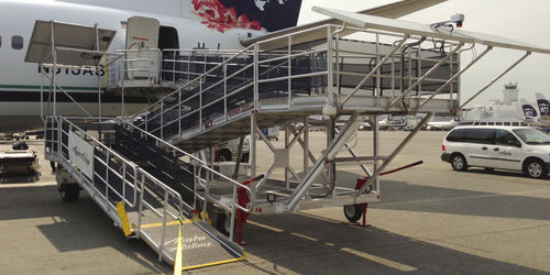 Escada de embarque - BAR - Keith Consolidated Industries, Inc. - móvel / de arrasto / para avião