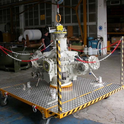 Carrinho para manutenção de aviões - NH 90 - O.M.A.R. Technology