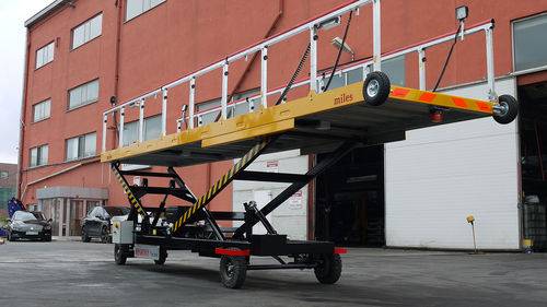 Plataforma elevatória de manutenção - 6031 - MILES GSE - de acesso / tipo tesoura / para avião