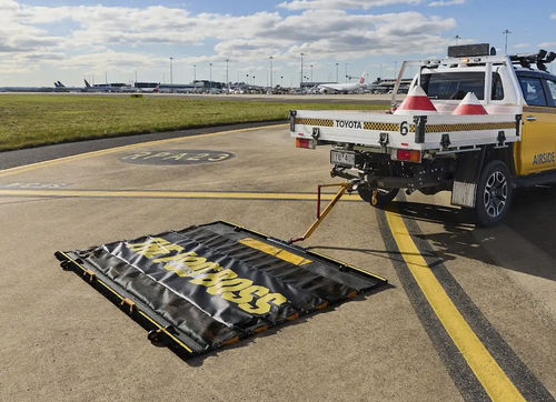 Varredeira para pista de aeroporto - FOD*BOSS - AEROSWEEP - THE FOD*BOSS - montada em carreta / FOD