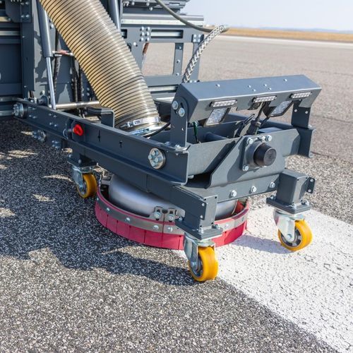 Máquina de limpeza para remoção de marcações - twister - Maschinenbau Cernota GmbH & Co. KG - para pista de aeroporto / montada em caminhão / para limpeza de superfícies